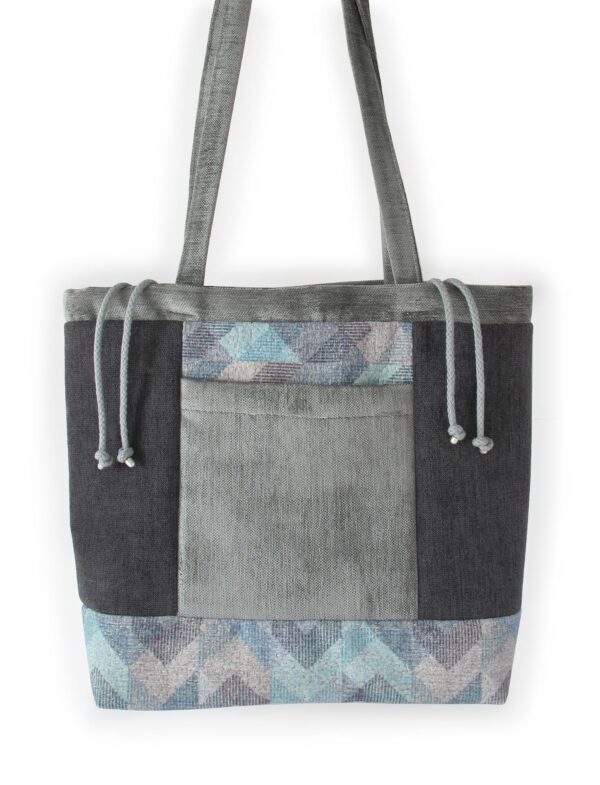 Bolso grande gris y azul claro delante