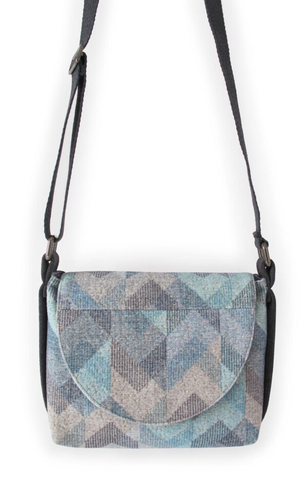 Bolso pequeno azul y gris delante