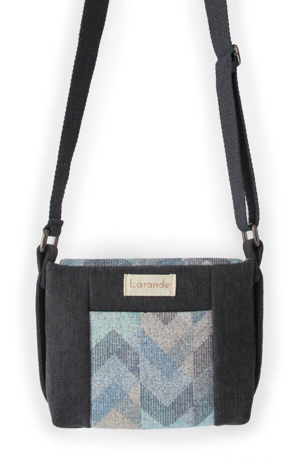 Bolso pequeno azul y gris detras