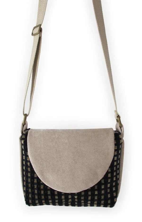 Bolso pequeno negro y beige delante