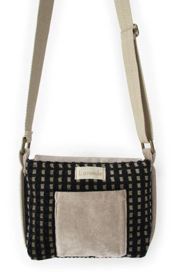 Bolso pequeno negro y beige detras