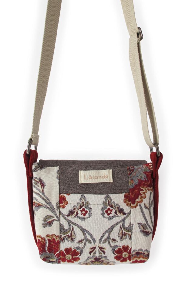 Bolso pequeno rojo flores detras